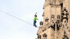 Waghalsiger Wiener Kirchgänger - 'Slackline'-Tänzer auf dem Stephansdom