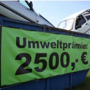 Werbung für Autokauf mit Abwrackprämie (Archivbild). Ohne die Käufe von Kraftfahrzeugen hätte sich der private Konsum im Jahr 2009 rechnerisch um 0,5 