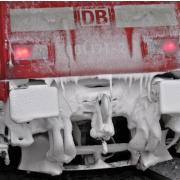 Eis- und Schneeschicht auf Zug der Deutschen Bahn