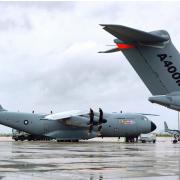 Zwei Militärtransporter vom Typ Airbus A400M stehen auf dem Flughafen in Sevilla.