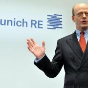 Ungeachtet hoher Belastungen will Munich Re den angepeilten Überschuss von mehr als zwei Milliarden Euro in diesem Jahr erreichen.