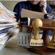 Überbordende Bürokratie ist für viele Unternehmen einer Umfrage zufolge eine der gefährlichsten Bremsen für Innovation in Deutschland. Foto: Armin Weigel/ Archiv