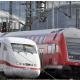 Ein ICE (l) und ein Regionalzug der Deutschen Bahn fahren in den Hauptbahnhof von Frankfurt am Main ein. Die GDL will höhere Löhne für für rund 21 500 Lokführer. Foto: Boris Roessler 