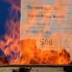 Ein Feuer brennt vor dem Bochumer Nirosta-Werk von ThyssenKrupp. Die Beschäftigten protestieren gegen geplanten Verkauf der Edelstahlsparte Inoxum an den finnischen Konkurrenten Outokumpu. Foto: Roland Weihrauch