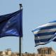 Die Fahnen der EU und Griechenlands vor der Akropolis in Athen. Foto: Orestis Panagiotou