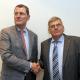 Haben sich geeinigt: Der baden-württembergische IG-Metall Bezirksleiter, Jörg Hofmann (r), und der Vorsitzende von Südwestmetall, Rainer Dulger. Foto: Marijan Murat/Archiv