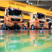 Eine Reihe Lastwagen der Firma MAN auf der IAA Nutzfahrzeuge in Hannover: Die deutsche Nutzfahrzeugbranche hofft, das Schlimmste hinter sich gelassen 