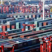 Wegen kräftig gestiegener Einfuhren fiel der Überschuss der deutschen Handelsbilanz von Dezember auf Januar deutlich.