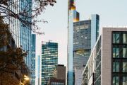 Foto von Masood Aslami: https://www.pexels.com/de-de/foto/stadt-wahrzeichen-beleuchtung-strasse-17913348/