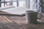 Kaffetasse auf Tisch