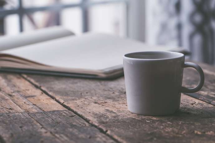 Kaffetasse auf Tisch