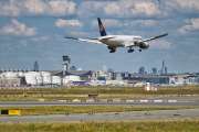Lufthansa Flugzeug im Landeanflug