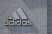 Adidas Logo an Wand