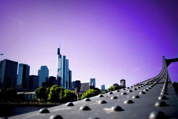 Dax mit einem spektakulären Wochenfinale: Starten Commerzbank und Deutsche Bank bald wieder durch?