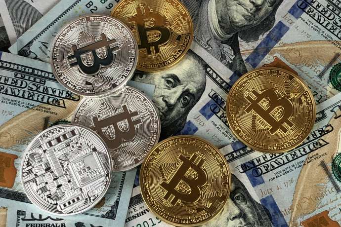 Bitcoins auf Dollarnoten