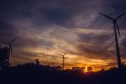Windräder vor Sonnenaufgang