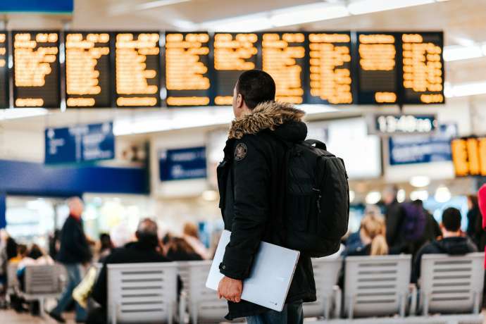 Mann am Flughafen