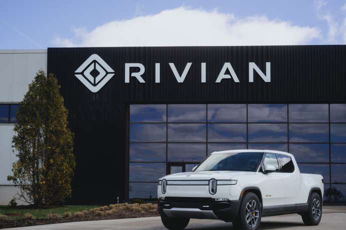 Auto vor Firmengeb&auml;ude