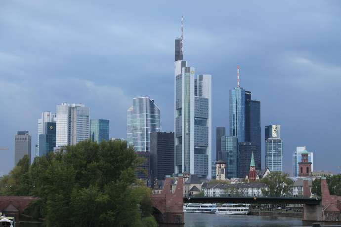 Dax startet robust in die neue Handelswoche&colon; Commerzbank &ndash; Aktie knallt rauf&period; Die 30 Euro r&uuml;cken n&auml;her