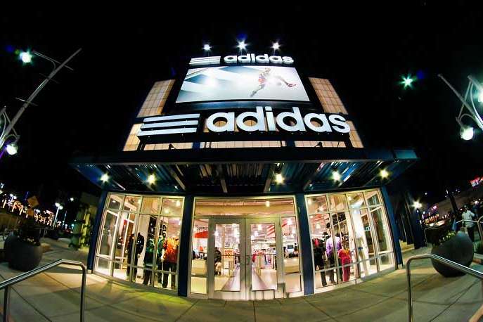 Trotz Umsatz- und Gewinnschub durch Zoll&auml;ngste massiv unter Druck&colon; Adidas-Aktie sinkt &ndash; trotz Q2‑Zahlen und best&auml;tigtem Ausblick dr&uuml;ckt Zollunsicherheit