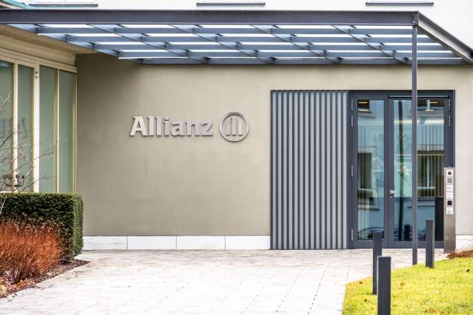 Dax stolpert ins Wochenende&colon; Allianz &ndash; Gelingt der Aktie nun endlich das Comeback&quest;