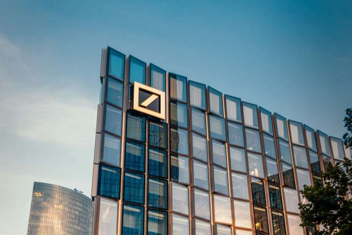 Dax startet robust in die neue Handelswoche&colon; Deutsche Bank &ndash; Sind das schon Kaufkurse&quest;