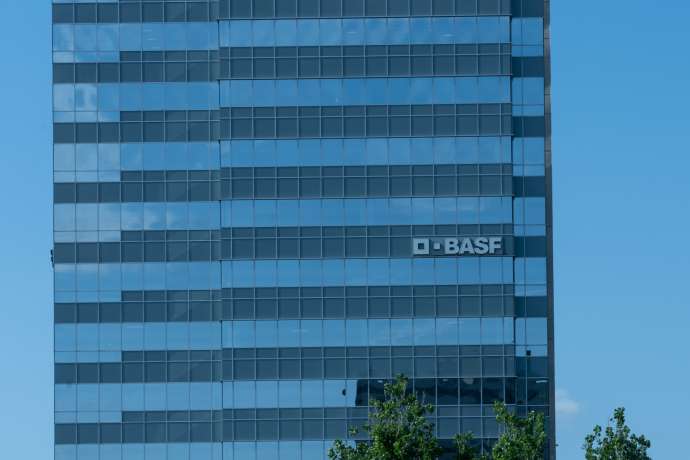 Dax stolpert ins Wochenende&colon; BASF &ndash; Knallt es hier bald&quest;