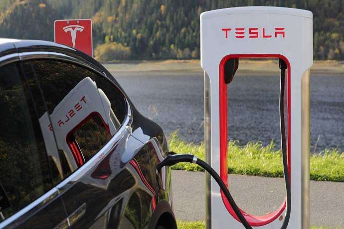 Steuervorteil läuft aus – jetzt zählt jede Woche für den E-Auto-Markt: Tesla im Endspurt: US-Förderstopp setzt Aktie und Absatz unter Druck