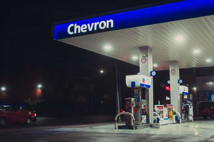Chevron&colon; Zwischen Baum und Borke&period; Das wird nun entscheidend