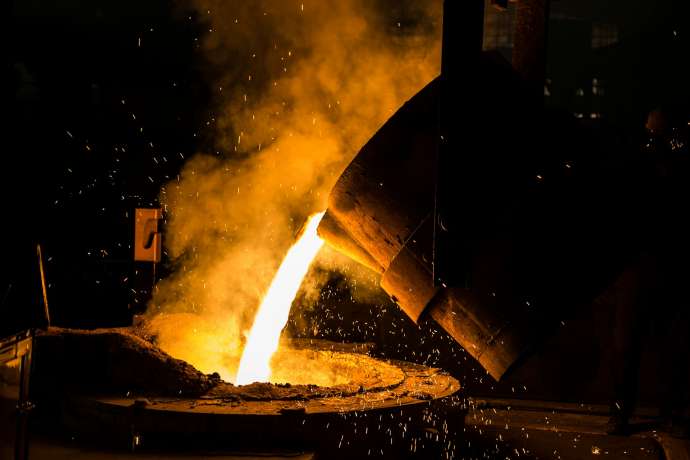 Harte Zeiten im Stahlgesch&auml;ft&colon; Thyssenkrupp senkt Prognose&comma; Jobs in Gefahr