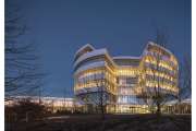 Novo Nordisk Hauptsitz, Dänemark,  Außenansicht bei Nacht, dänischer Hauptsitz von Novo Nordisk in Bagsværd. Eröffnet 2014.