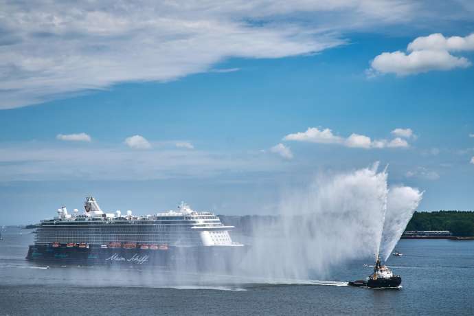 TUI mit b&auml;renstarker Performance&colon; Aktienkurs bald zweistellig