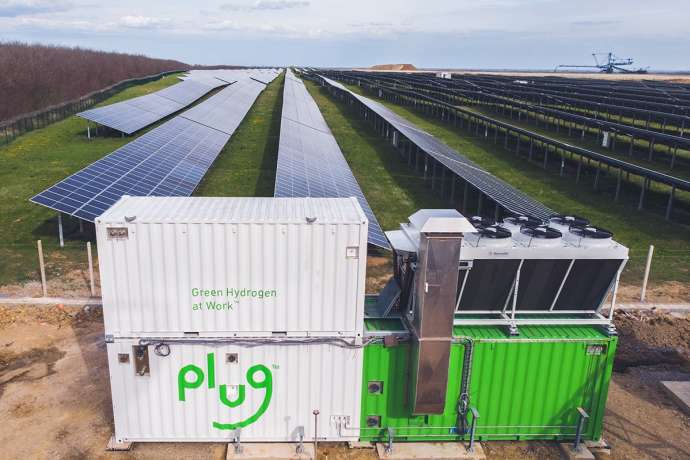 Plug electrolyzer system