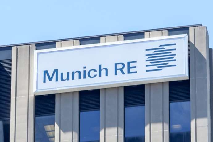 Munich Re unter Druck &ndash; Preisschw&auml;che im Kerngesch&auml;ft d&auml;mpft Umsatz&comma; Gewinnziel bleibt stabil&colon; Munich Re schockt mit Umsatzd&auml;mpfer &ndash; bleibt aber beim Gewinn auf Kurs