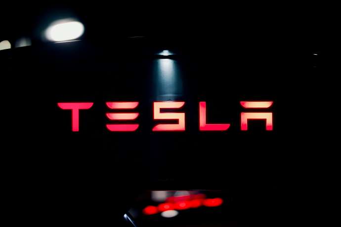 Tesla Schriftzug