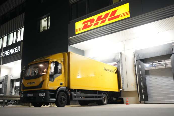 Nachtaufnahme eines Deutsche Post-LKW an einer Laderampe