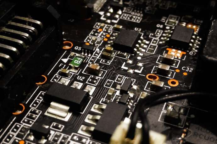 Konkurrenzdruck bei AMD trifft auf frische KI-Impulse&comma; Aktie ger&auml;t unter Druck&colon; AMD-Aktie im Fokus&colon; Google-Chips und KI-News bringen Turbulenzen