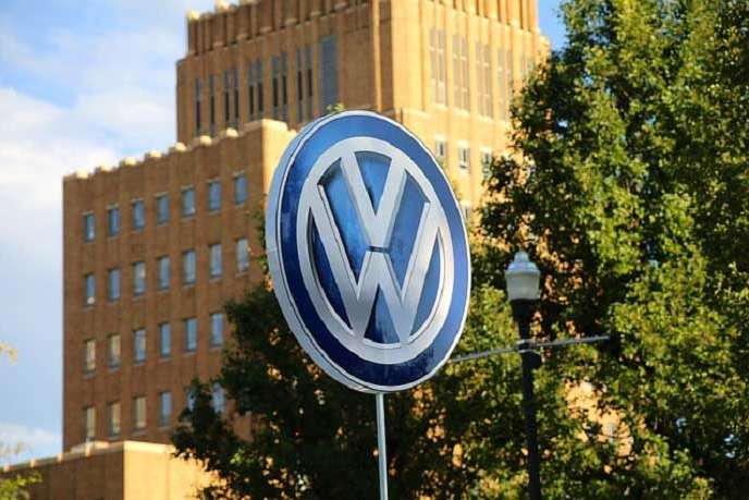 Tradition trifft Umbruch &ndash; VW zwischen Jubil&auml;um und Gegenwind&colon; Volkswagen-Aktie im Abw&auml;rtsmodus&comma; w&auml;hrend Belegschaft Jubil&auml;um feiert
