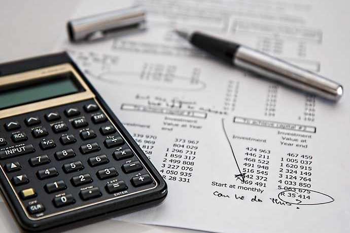 Quartalsbilanz belastet von Gro&szlig;sch&auml;den&comma; doch Munich Re bleibt optimistisch&colon; Munich Re legt Quartalszahlen vor&comma; Gro&szlig;sch&auml;den dr&uuml;cken Ergebnis &ndash; was jetzt entscheidend wird