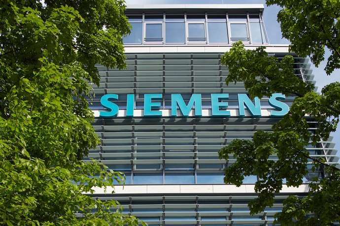 Grossauftrag f&uuml;r Z&uuml;ge aus der Schweiz&comma; doch Siemens verliert an der B&ouml;rse&colon; Siemens Aktie f&auml;llt trotz Milliardenauftrag der SBB&comma; Markt bleibt skeptisch