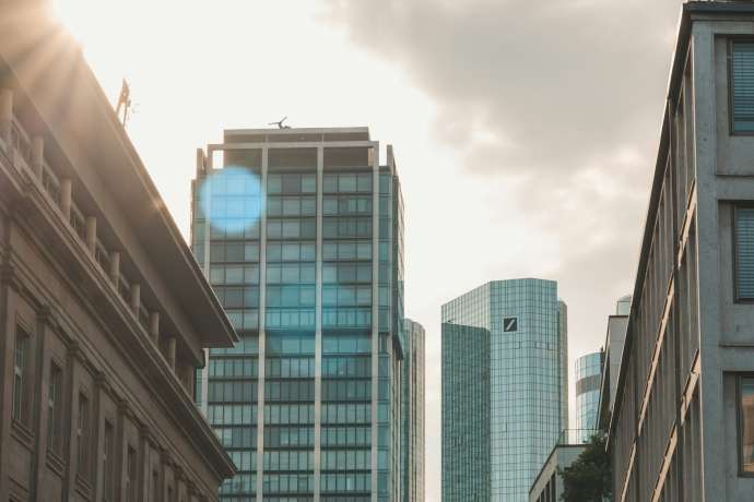 Dax wagt sich vor der Fed aus der Deckung: Deutsche Bank – Aktie nimmt Fahrt auf. Die nächsten Ziele