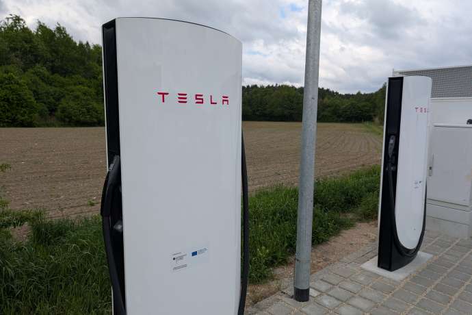 Tesla ger&auml;t in Europa massiv unter Druck&colon; Tesla Aktie st&uuml;rzt ab&comma; Absatzr&uuml;ckgang offenbart tiefgreifende Marktprobleme