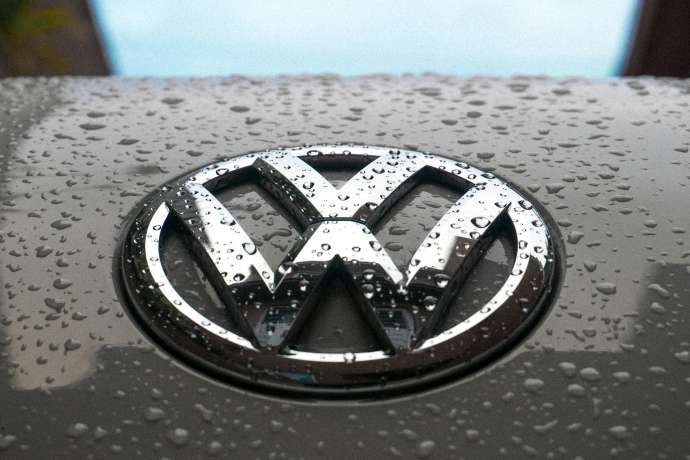 VW zieht die Daumenschrauben an&comma; Milliarden f&uuml;r Europa geplant&colon; Volkswagen k&uuml;ndigt Milliardenoffensive an und fokussiert sich auf Europa