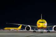 DHL-Flugzeug (Boeing 777) bei Nacht