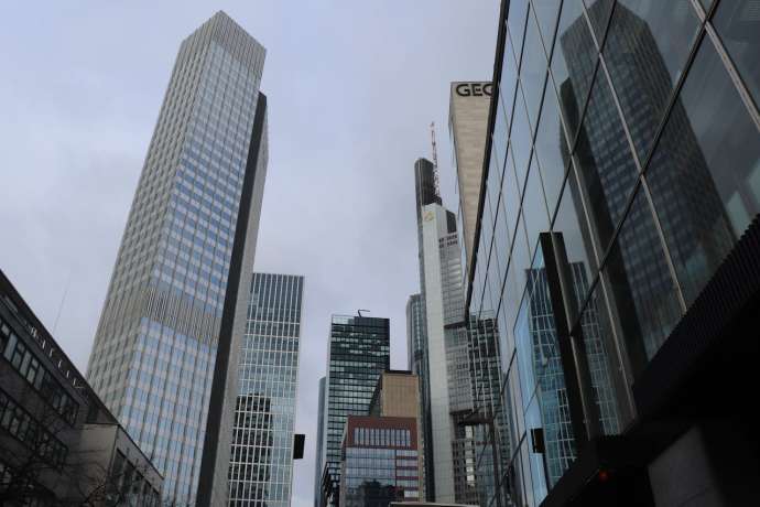 DAX startet nerv&ouml;s in die letzte B&ouml;rsenwoche des Jahres&colon; DAX dreht nach freundlichem Wochenauftakt ins Minus&comma; Unsicherheit zum Jahresende