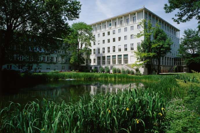 Dax k&auml;mpft sich ins Wochenende&colon; Allianz &ndash; Jetzt wird es prek&auml;r f&uuml;r die Aktie