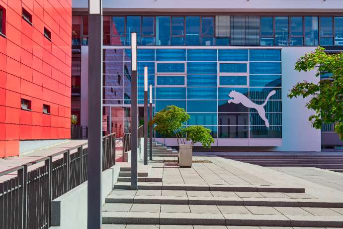 PUMA-Aktie explodiert nach Anta‑Sports‑Deal &ndash; strategische Wende bei dem Sportartikelkonzern&colon; PUMA-Aktie hebt ab&comma; Anta Sports steigt als gr&ouml;&szlig;ter Aktion&auml;r ein und beendet Pinault‑&Auml;ra