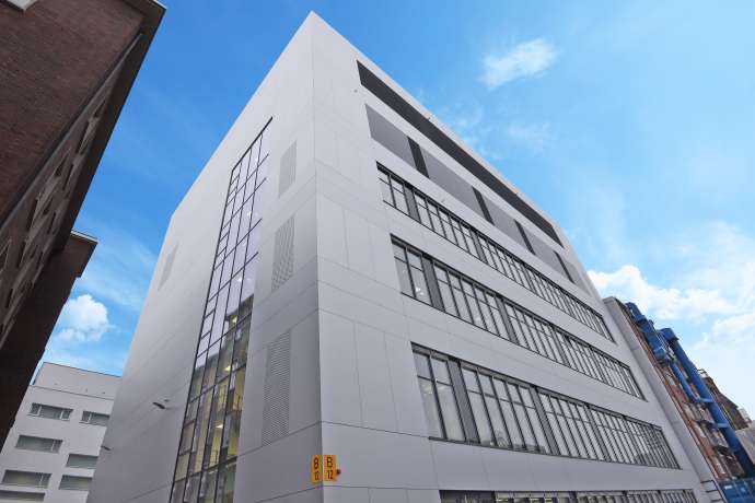 Dax stolpert in die neue Handelswoche&colon; BASF &ndash; Aktie bl&auml;st zum Sturm auf die 55 Euro