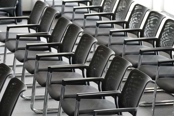 Kriegsangst treibt M&auml;rkte &ndash; B&ouml;rsenbetreiber profitieren sichtbar&colon; Deutsche B&ouml;rse &uuml;berrascht mit Kurssprung &ndash; Volatilit&auml;t als Gewinnmotor