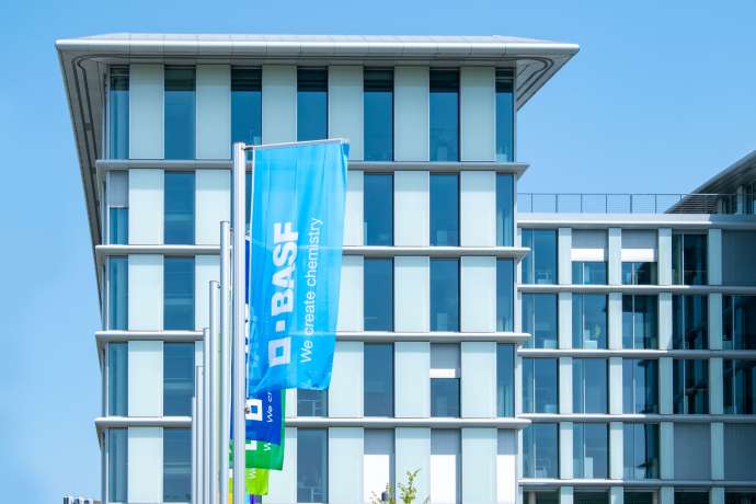 BASF &ndash; Aktie unter Druck&colon; Markt hadert mit ambivalenten Zahlen